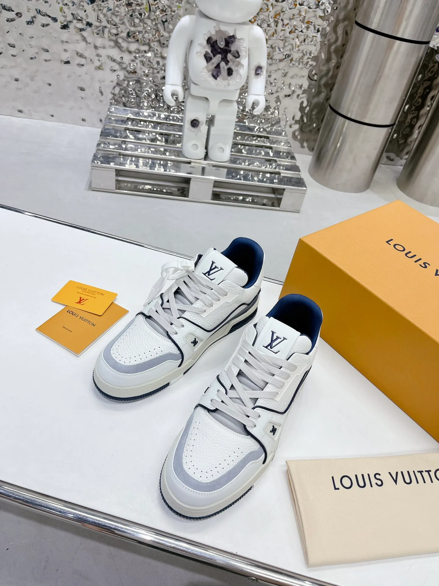 👟👟Ex-factory price 840👟👟 LV top version 2023 new model. Purchasing quality LV~Louis Vuitton Lv TRAINER's best-looking sneakers, Donkey Brand strongly recommends new products, official website limited edition retro basketball sneakers! Both high-cut and low-cut products cost money to purchase an accurate 1:1 replica of the original version. The details are invincible and full of sincerity. The imported and customized original cowhide leather is the same as the original version. The details are 100% restored. The private model customizes the original one-piece T👟👟 ex-factory price U outsole. It is different from other brands. Without the original version, this effect cannot be achieved!    Men's and women's models 35-40 39-45 (45 and 46 are customized and cannot be returned or exchanged)